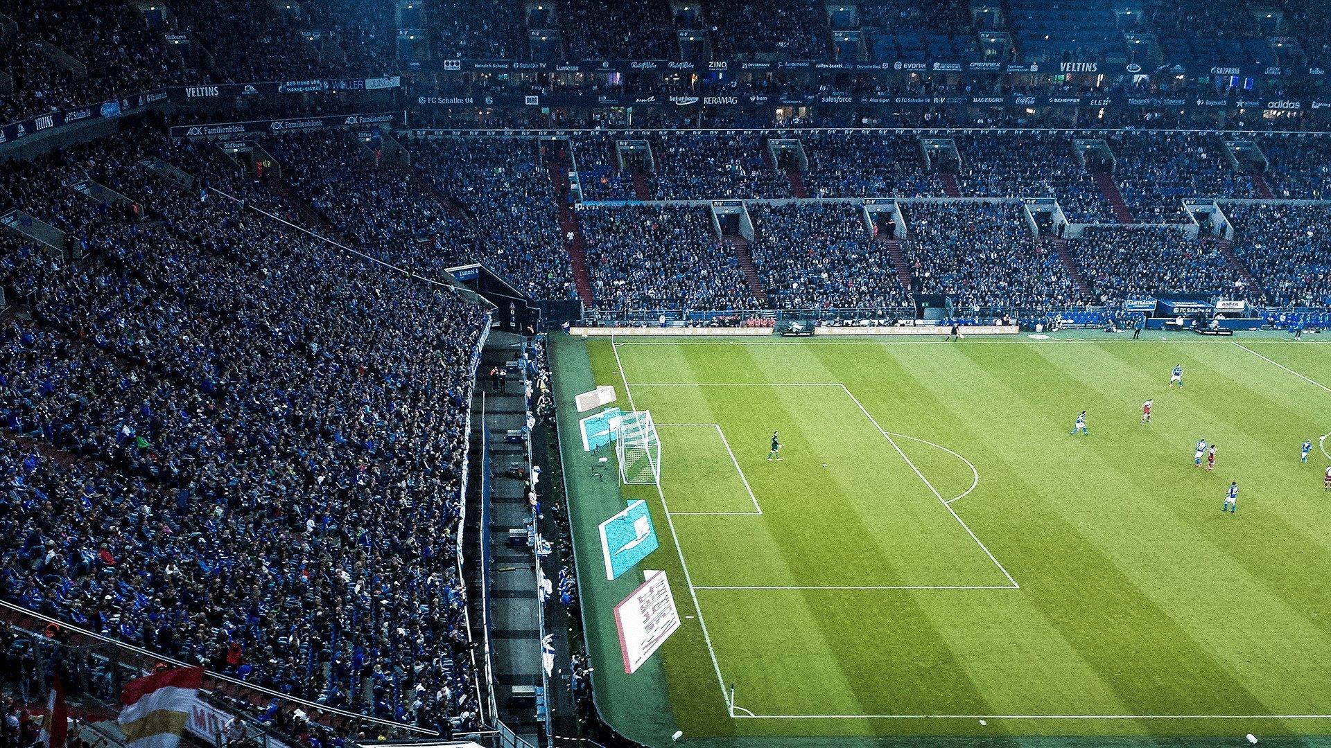 当炫技足球遭遇钢铁防线,绿茵美学与实用主义的世纪碰撞